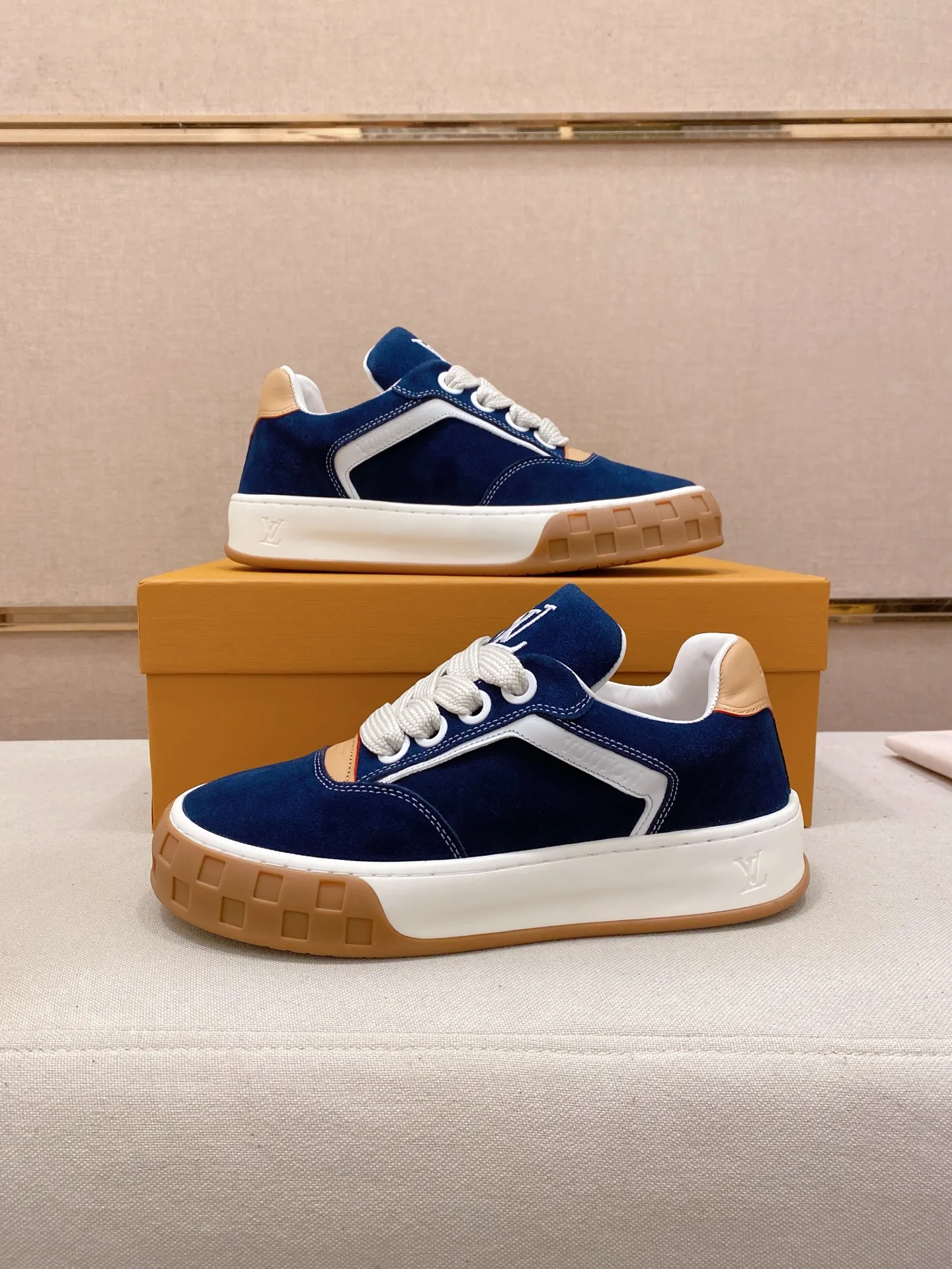 Factory price: 480💰 LV 🫏The colorful interpretation of BUTTERSOFT sneakers combines sheepskin, The colorful interpretation of LV BUTTERSOFT sneakers combines sheepskin and calfskin for a super soft feel. Designed by Pharrell Williams, this '60s-inspired shoe features a padded upper that's been crafted by Louis Vuitton craftsmen to further enhance the comfort of the leather. In addition to the LV initials, it features multiple signatures, including natural leather trim and an embossed pattern of Pharrell Williams and lobster on the side, referencing the Fall/Winter 2025 men’s show. A must-have artifact for fashionistas✅ Code number 38-44